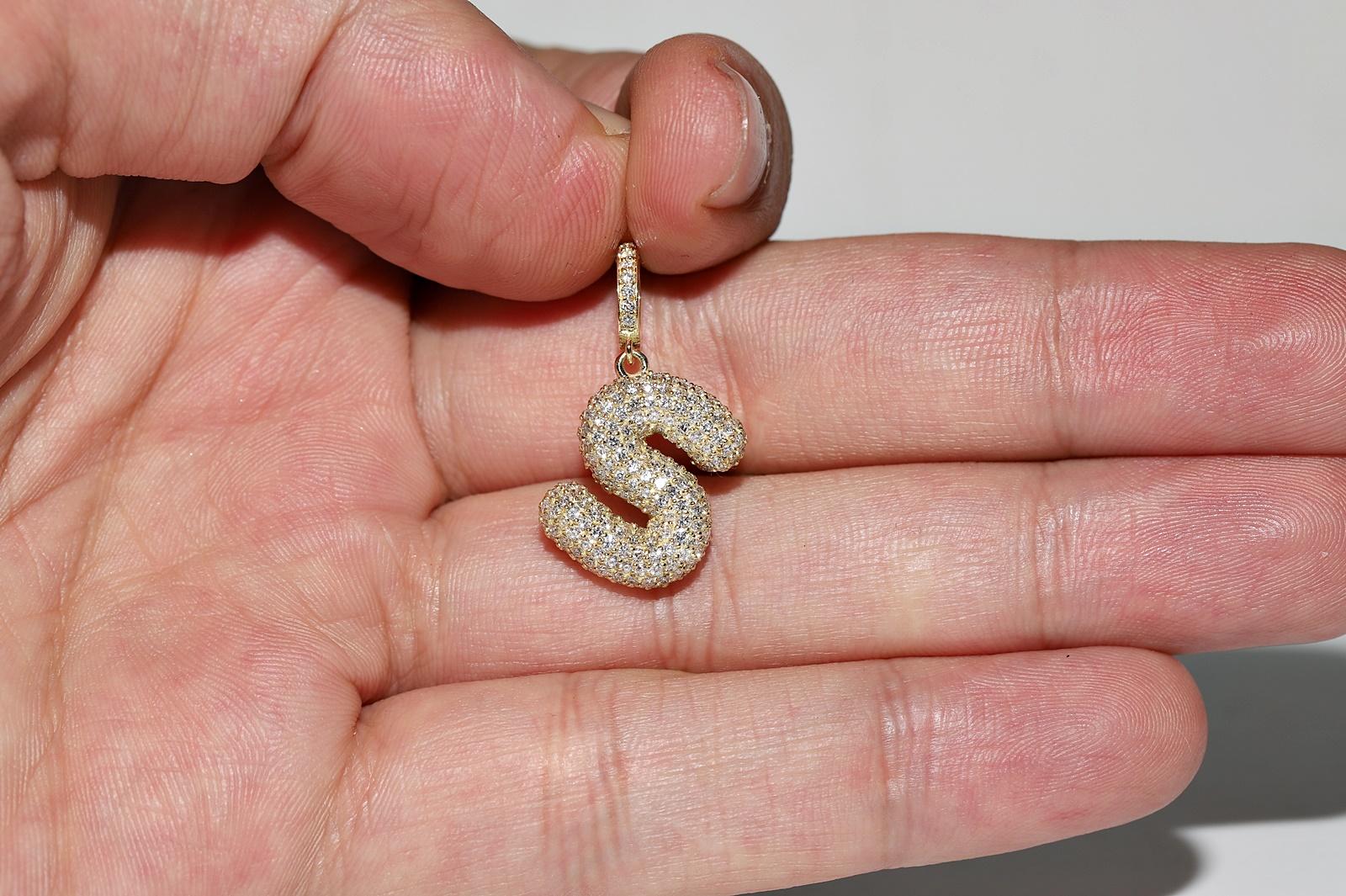 Ciondolo con lettera S decorata con diamanti naturali in oro 18k di nuova fabbricazione in vendita 4