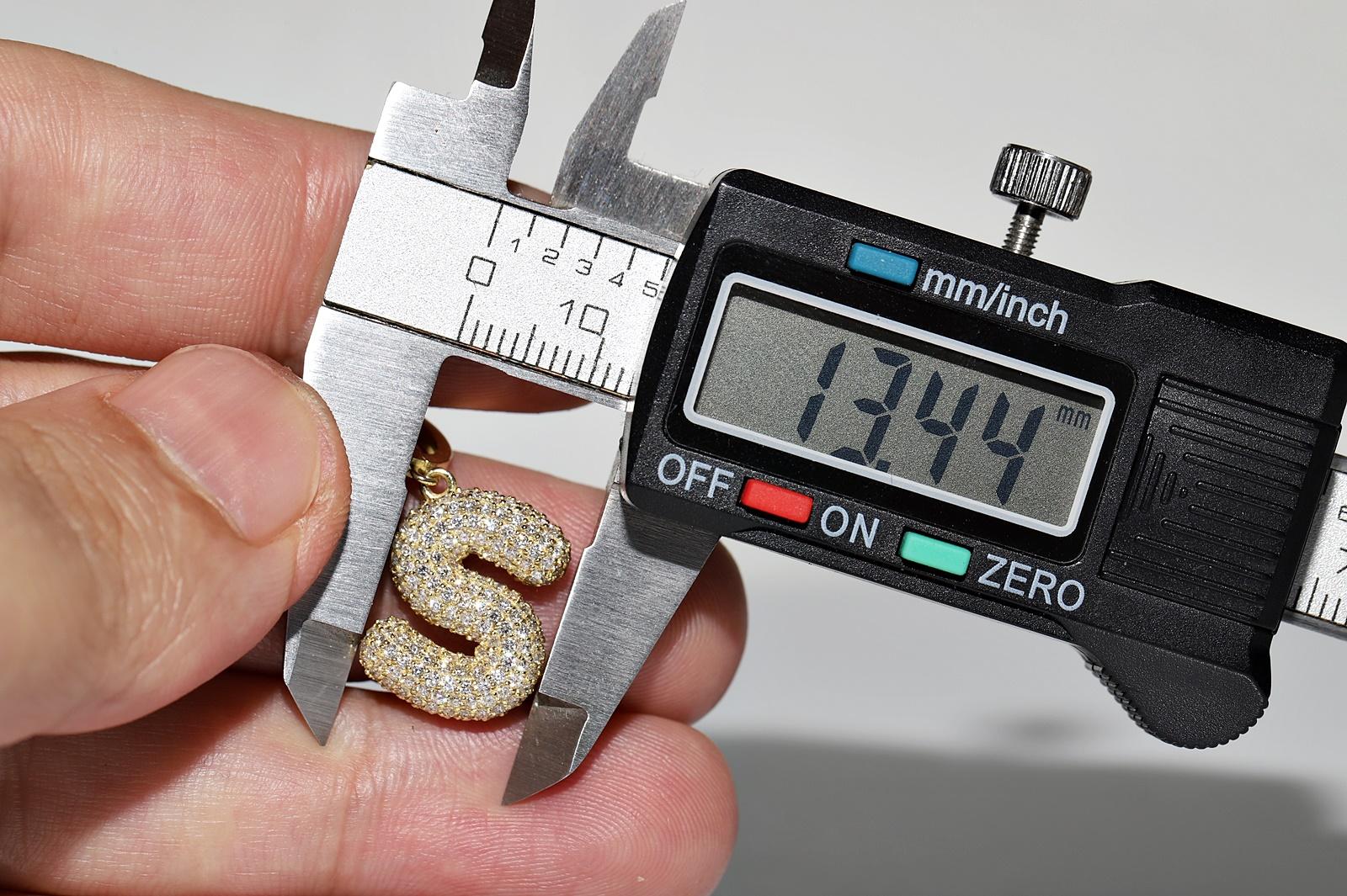 Ciondolo con lettera S decorata con diamanti naturali in oro 18k di nuova fabbricazione in vendita 2