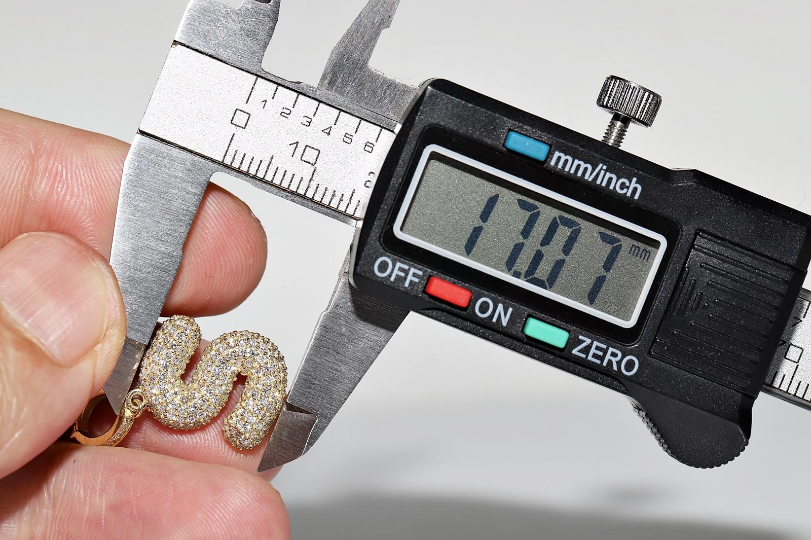 Ciondolo con lettera S decorata con diamanti naturali in oro 18k di nuova fabbricazione in vendita 3