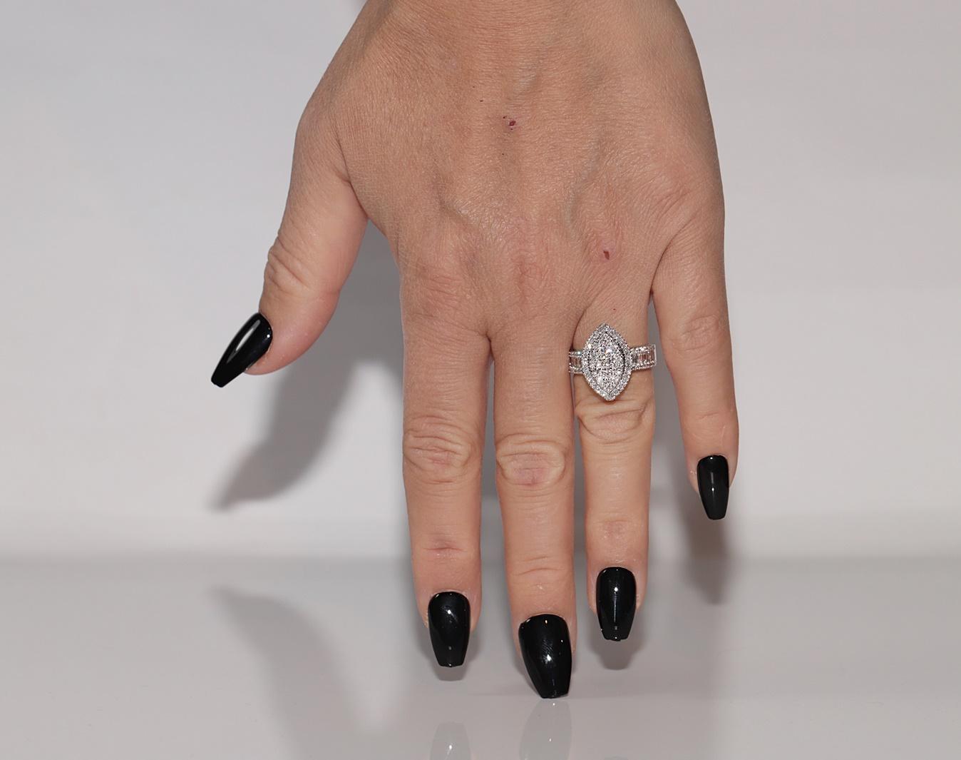 New Made 18k Gold natürlichen Diamanten verziert Navette Ring im Angebot 8