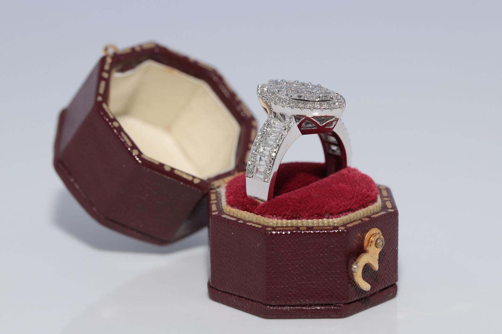 New Made 18k Gold natürlichen Diamanten verziert Navette Ring (Brillantschliff) im Angebot