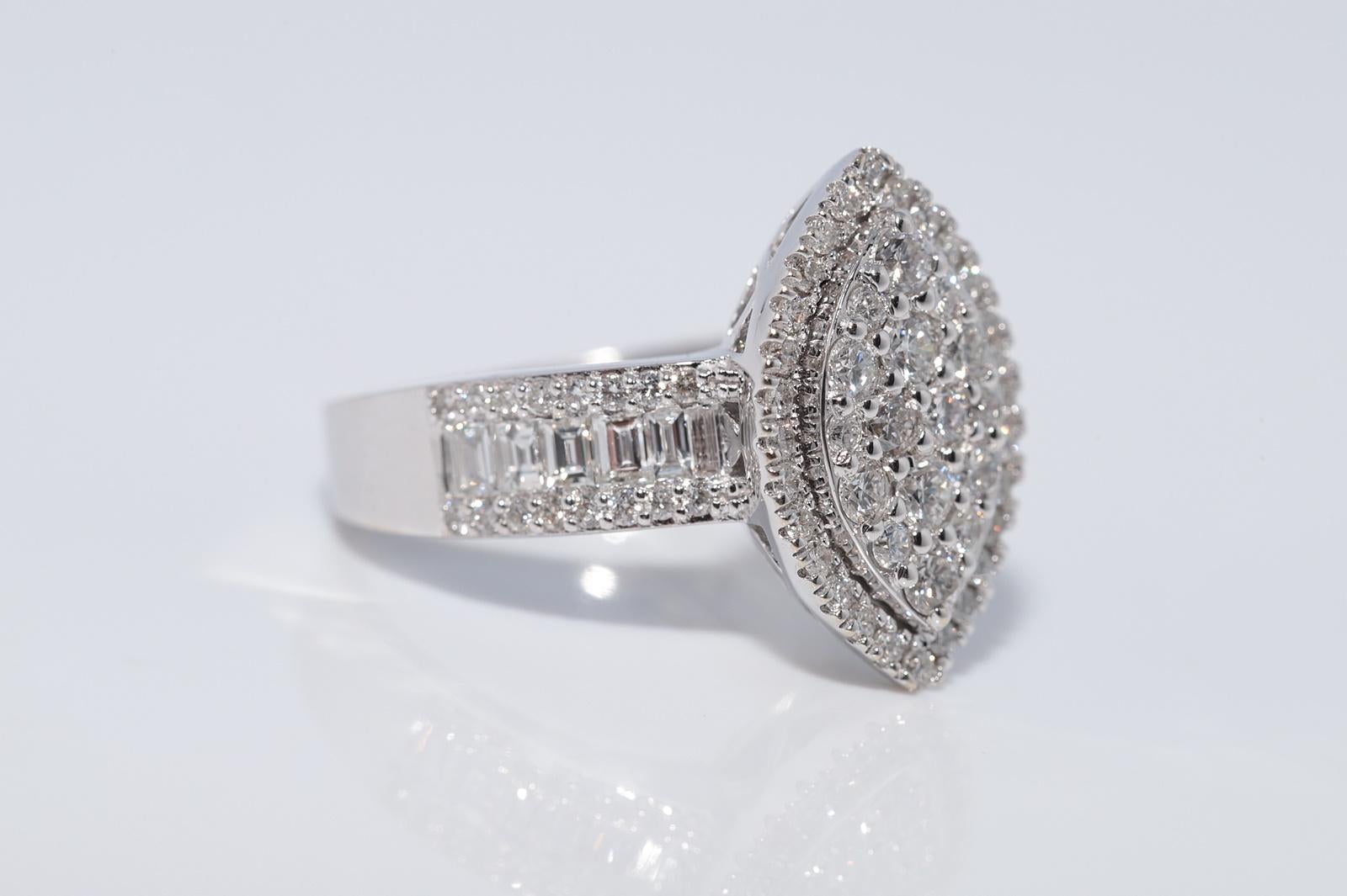 New Made 18k Gold natürlichen Diamanten verziert Navette Ring im Angebot 1