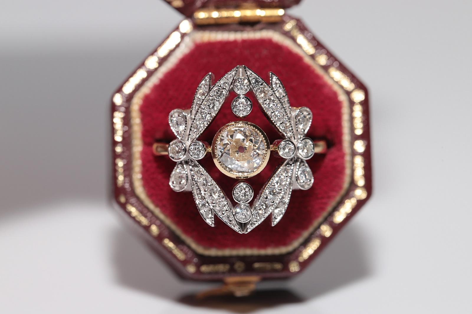 En très bon état.
Le poids total est de 5.5 grammes.
Le diamant principal de taille ancienne est de 0.59 ct.
Le diamant principal est de couleur jaune clair et de pureté S1.
Le diamant latéral est de 0,54 ct.
Le diamant latéral est de couleur G-H et