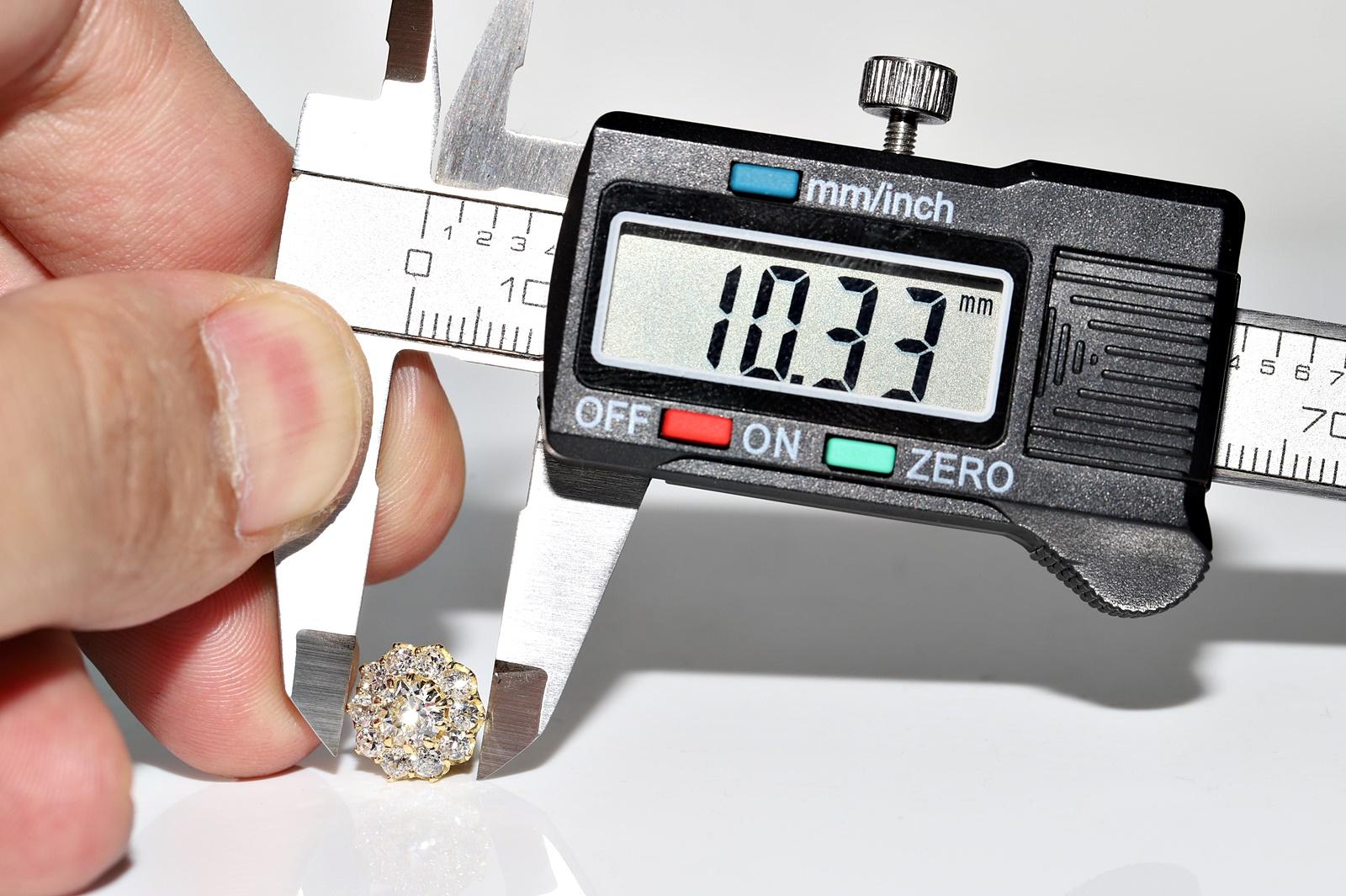 Jolie boucle d'oreille en or 18k ornée de diamants naturels de fabrication récente en vente 6