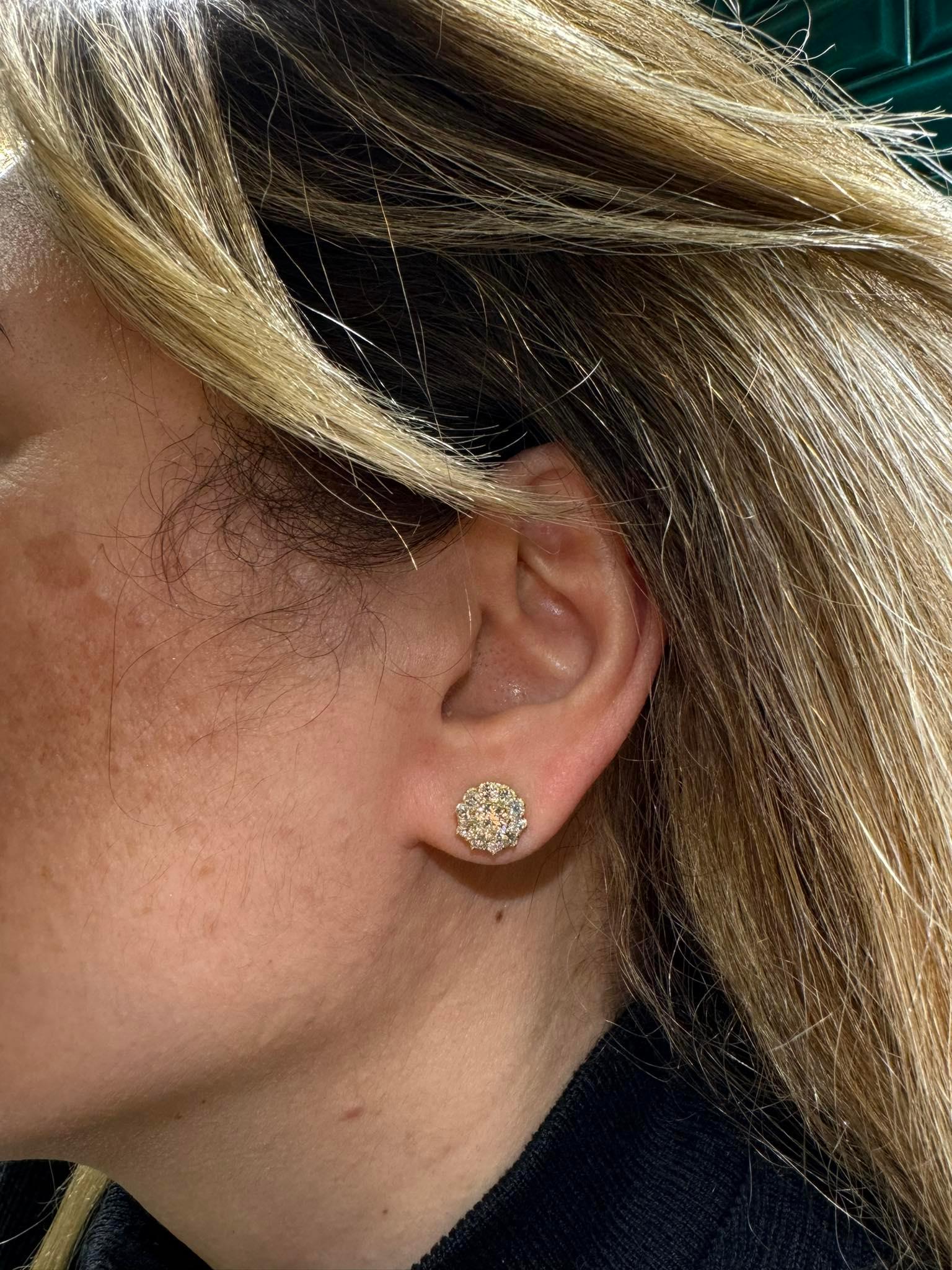Jolie boucle d'oreille en or 18k ornée de diamants naturels de fabrication récente en vente 8