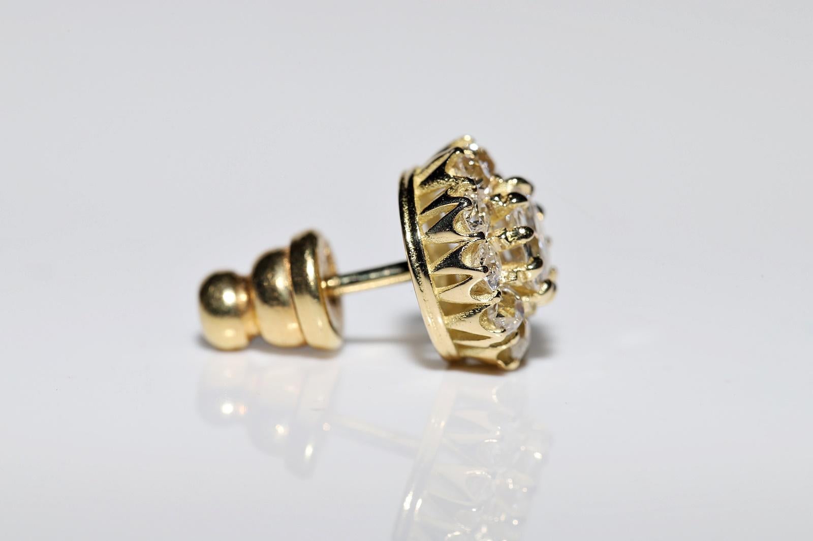 Jolie boucle d'oreille en or 18k ornée de diamants naturels de fabrication récente en vente 1