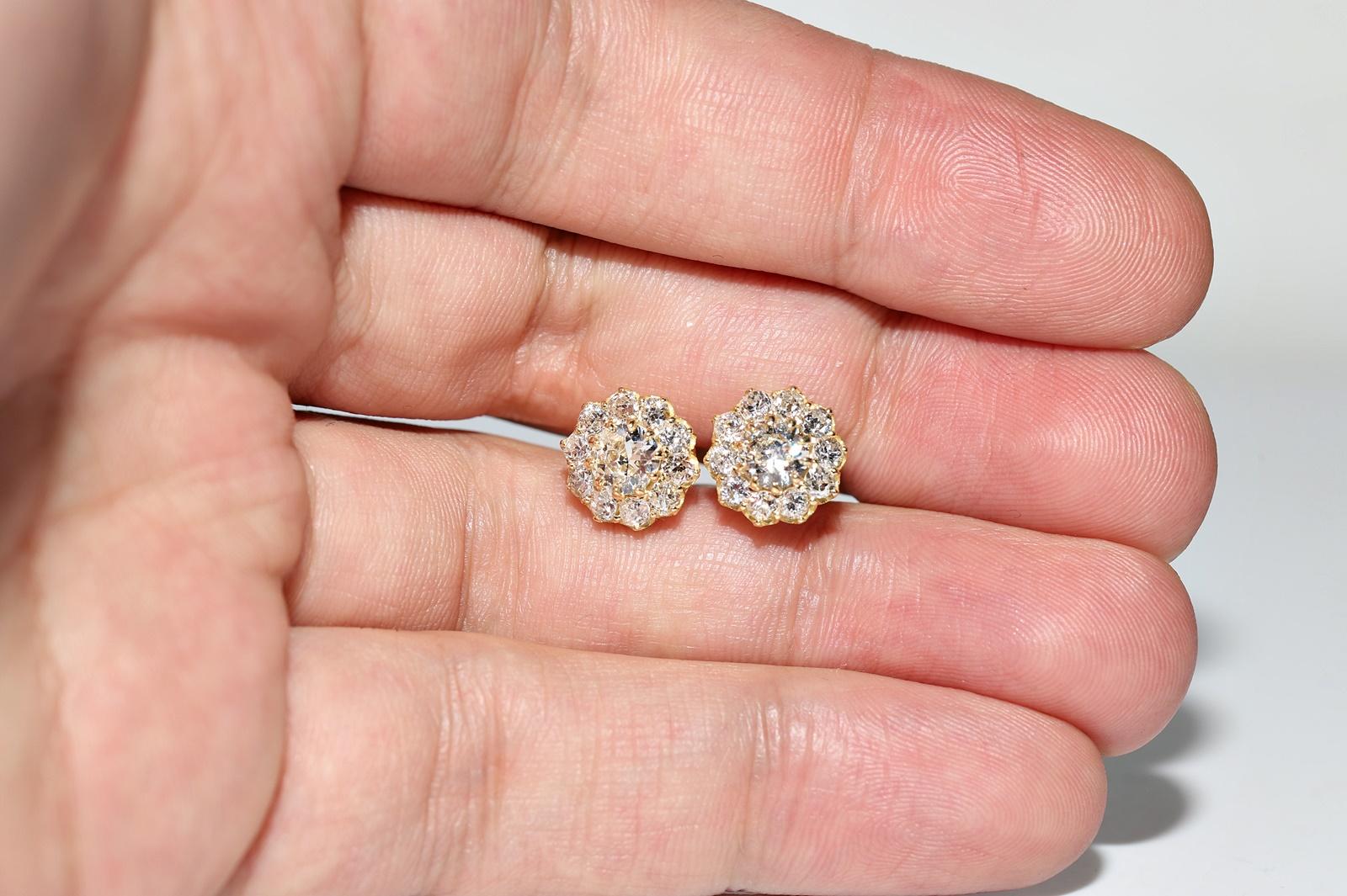 Jolie boucle d'oreille en or 18k ornée de diamants naturels de fabrication récente en vente 3