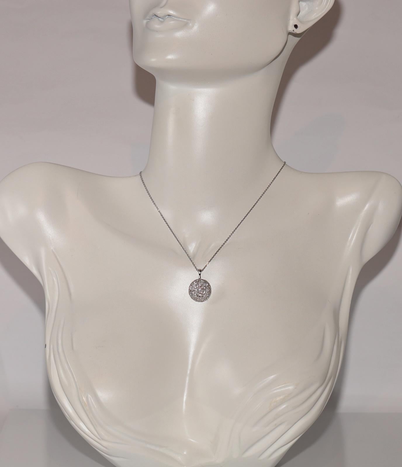 Moderne New Made Collier pendentif en or 18k orné de diamants naturels de forme ronde en vente