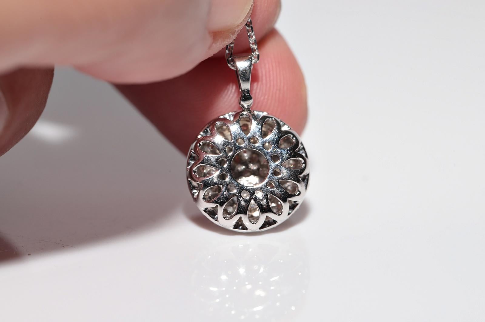 New Made Collier pendentif en or 18k orné de diamants naturels de forme ronde en vente 3