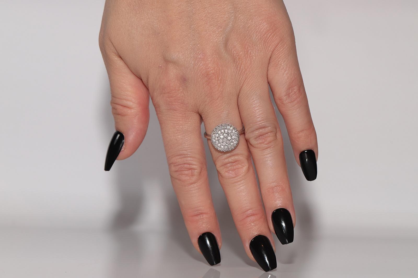 Anillo Bonito Estilo Redondo Decorado con Diamantes Naturales de Oro de 18k de Nueva Fabricación en venta 6