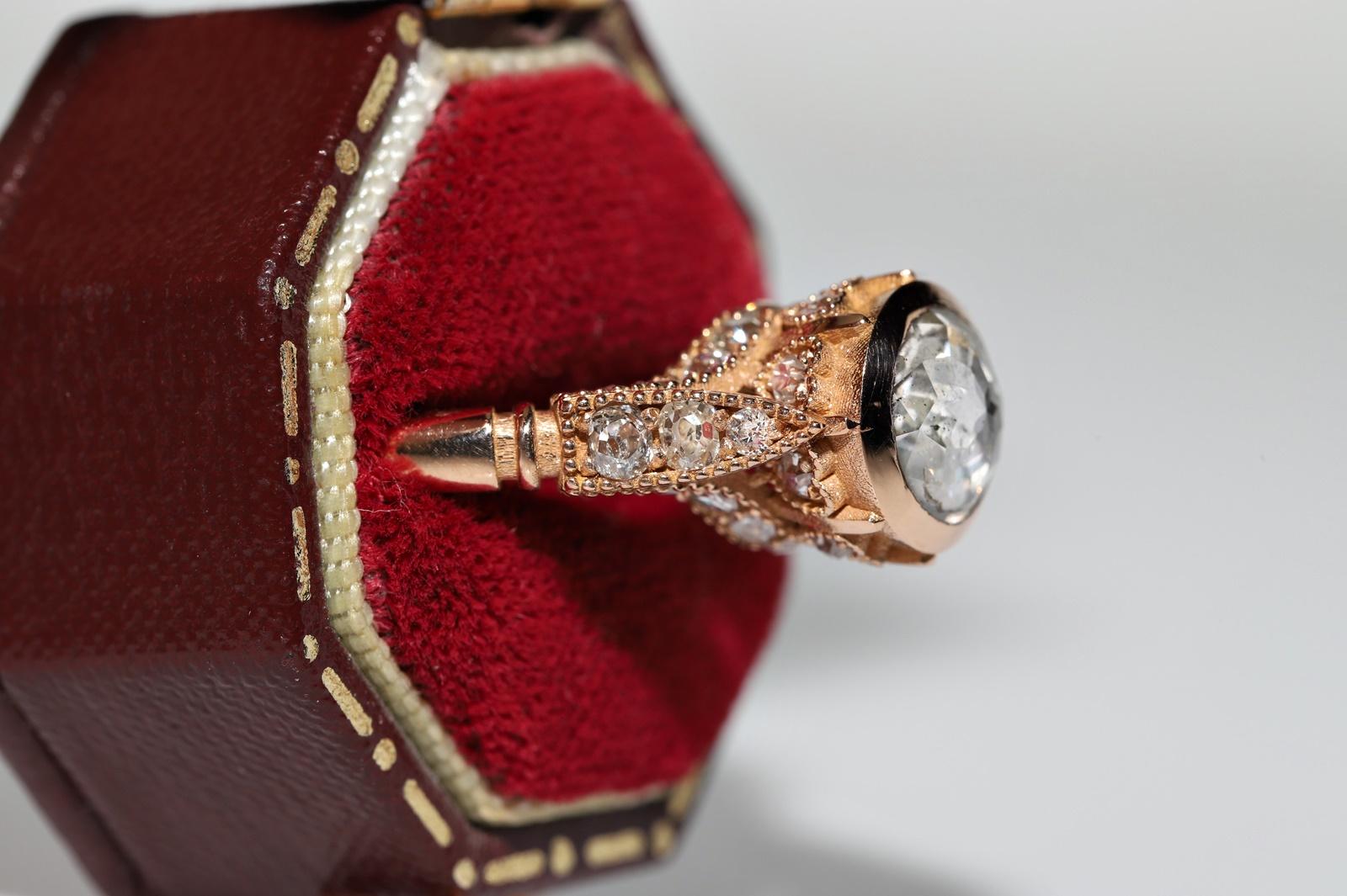 In sehr gutem Zustand.
Das Gesamtgewicht beträgt 5,9 Gramm.
Insgesamt ist der Hauptdiamant im Rosenschliff 1.08 ct.
Der Hauptdiamant im Rosenschliff ist von der Farbe I und der Reinheit Pique1.
Gesamtseite altgeschliffener Diamant 0,91 ct.
Der