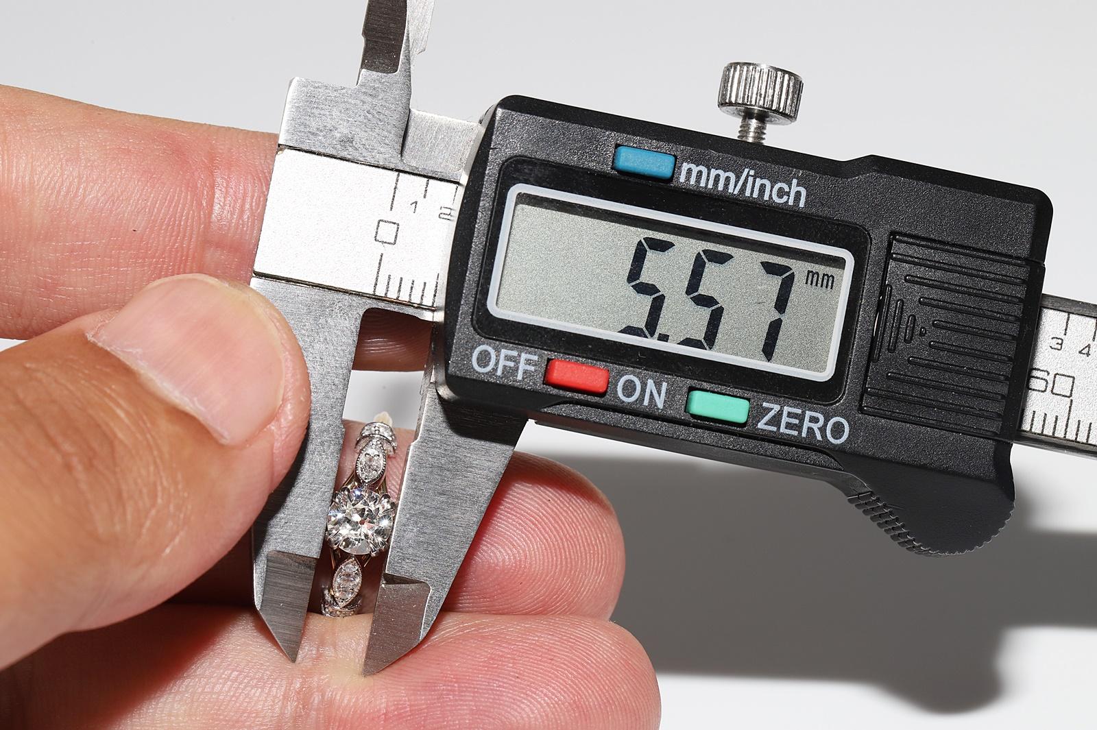 Anello nuziale decorato con diamanti naturali in oro 18k di nuova produzione in vendita 4