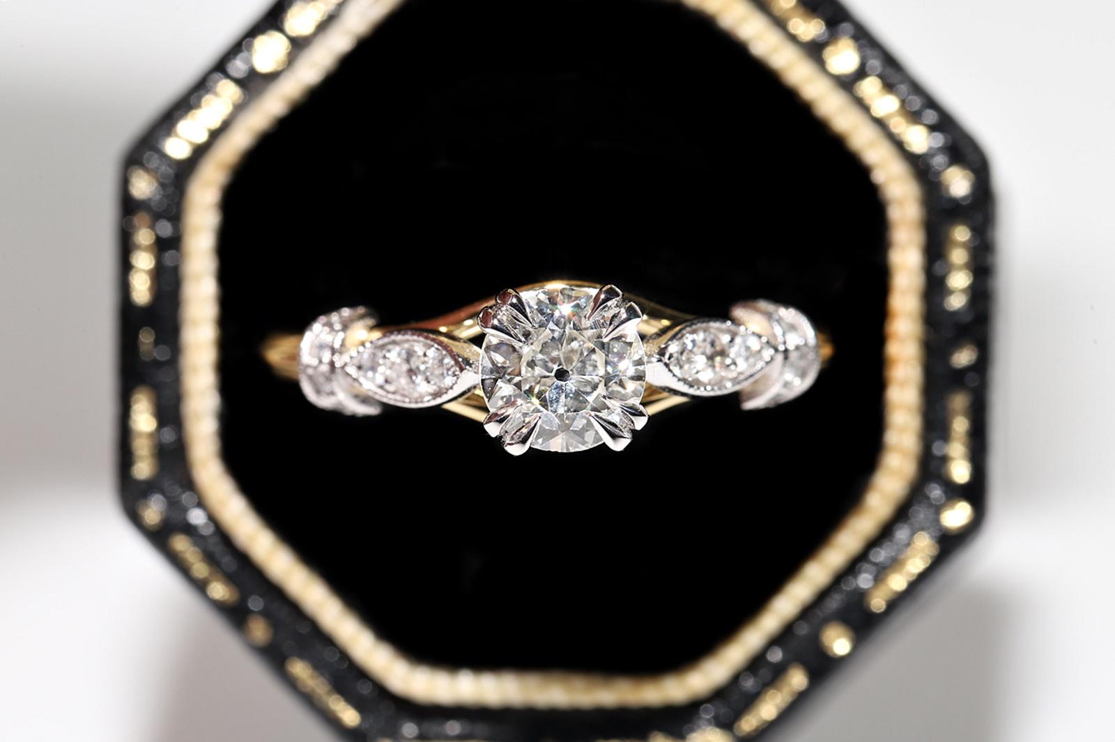 In ottime condizioni.
Il peso totale è di 2.4 grammi.
Il diamante principale è un diamante taglio vecchio da 0.53 ct.
Totalmente è un diamante laterale di 0,17 ct.
Il diamante ha un colore H e una purezza vs.
La misura dell'anello è US 6
Possiamo