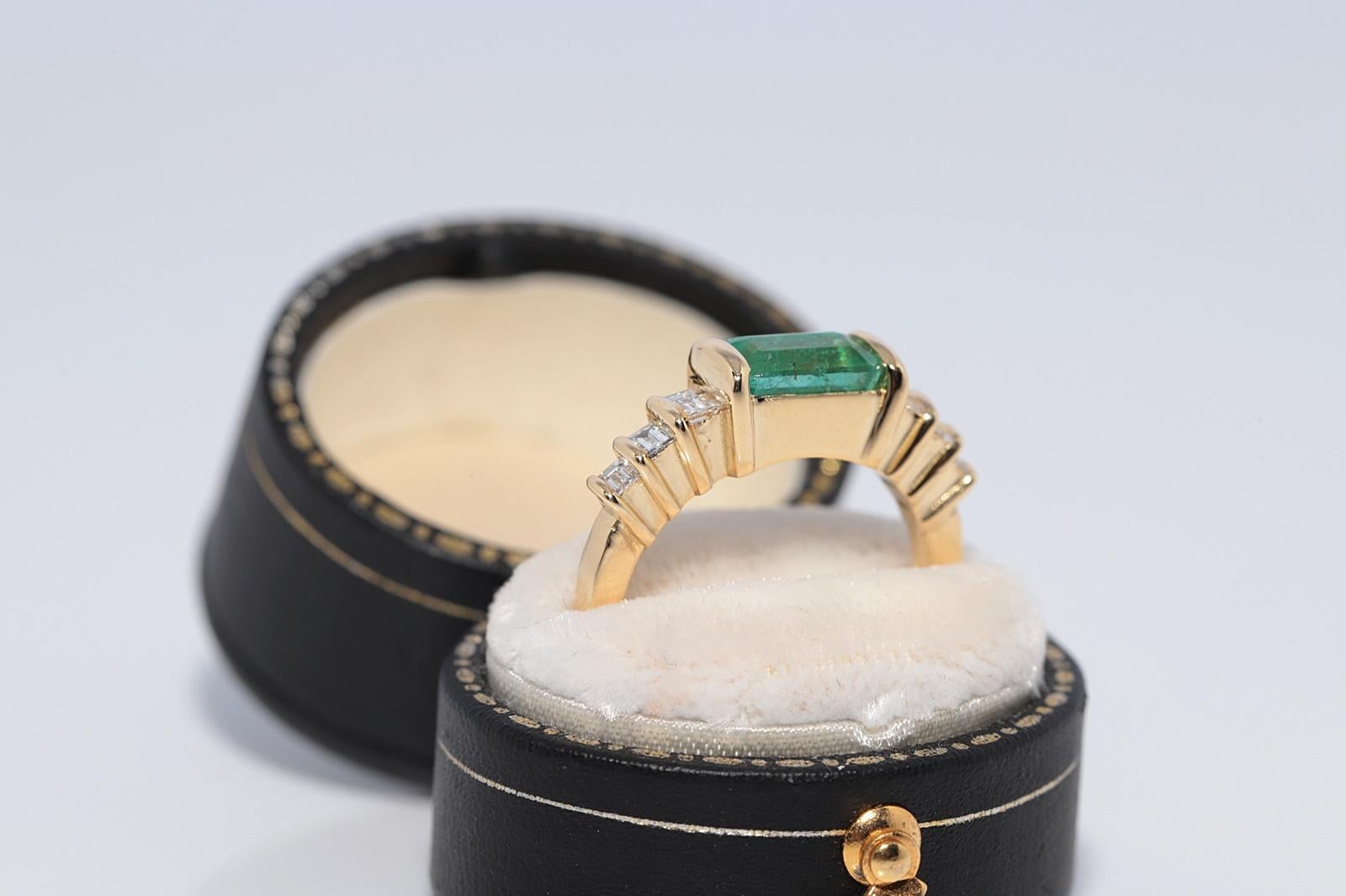 New Made 18k Gold natürlichen Smaragd und Baguette-Schliff Diamant dekoriert Ring (Moderne) im Angebot