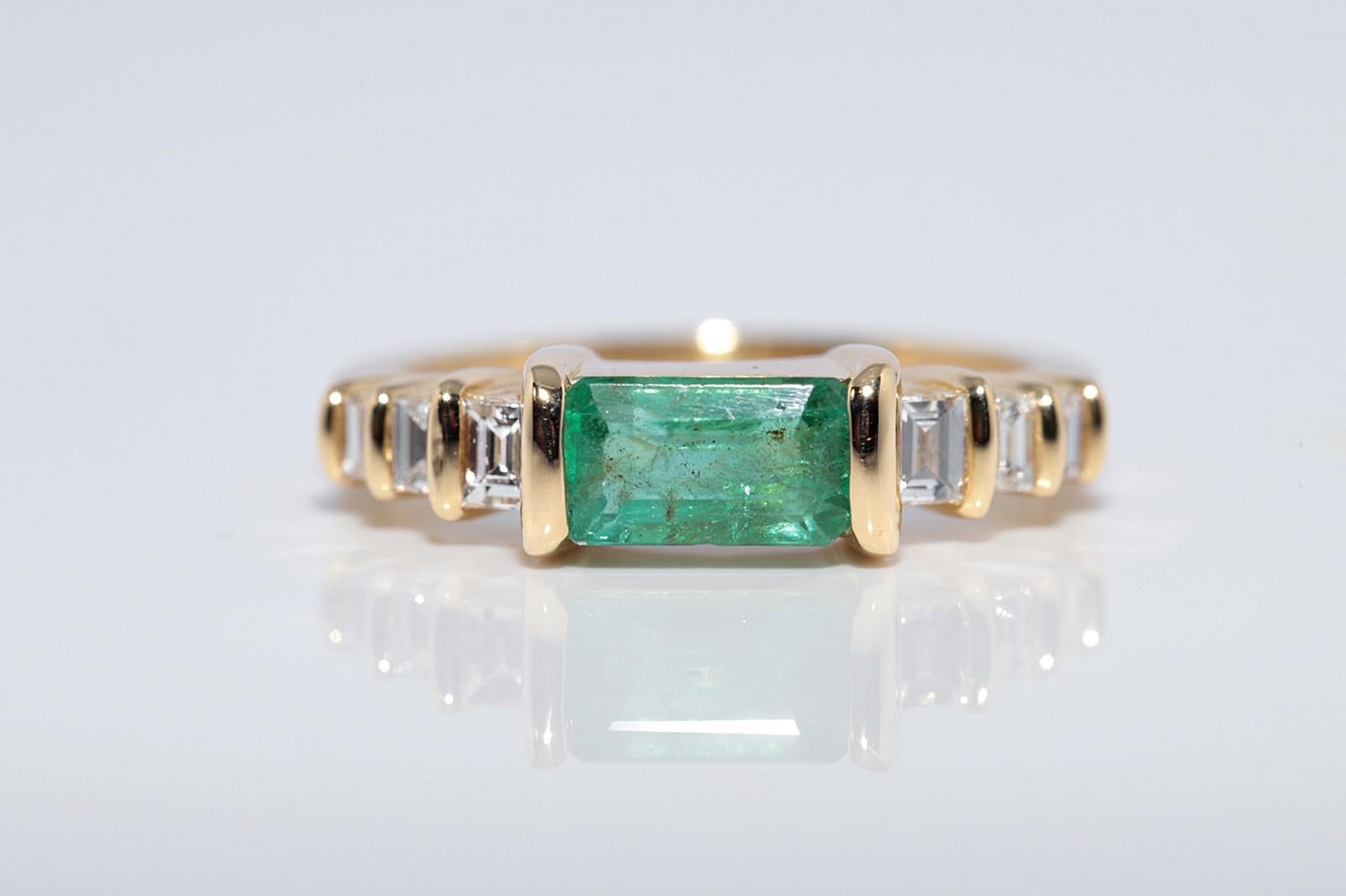 New Made 18k Gold natürlichen Smaragd und Baguette-Schliff Diamant dekoriert Ring (Baguetteschliff) im Angebot