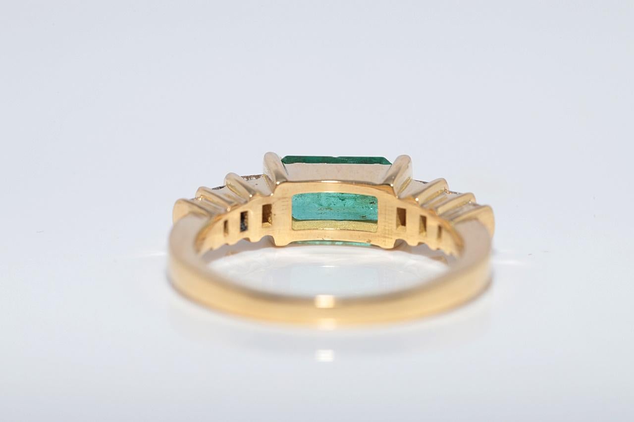New Made 18k Gold natürlichen Smaragd und Baguette-Schliff Diamant dekoriert Ring im Angebot 3