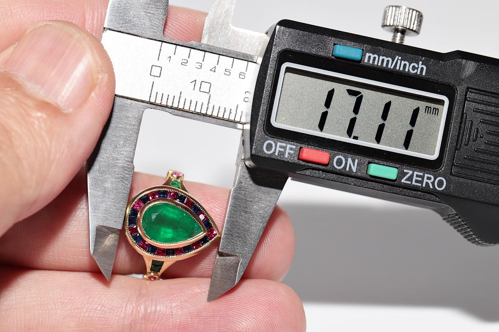 Neuer Ring aus 18 Karat Gold mit natürlichem Smaragd und Saphir im Kaliberschliff und Rubin im Angebot 12