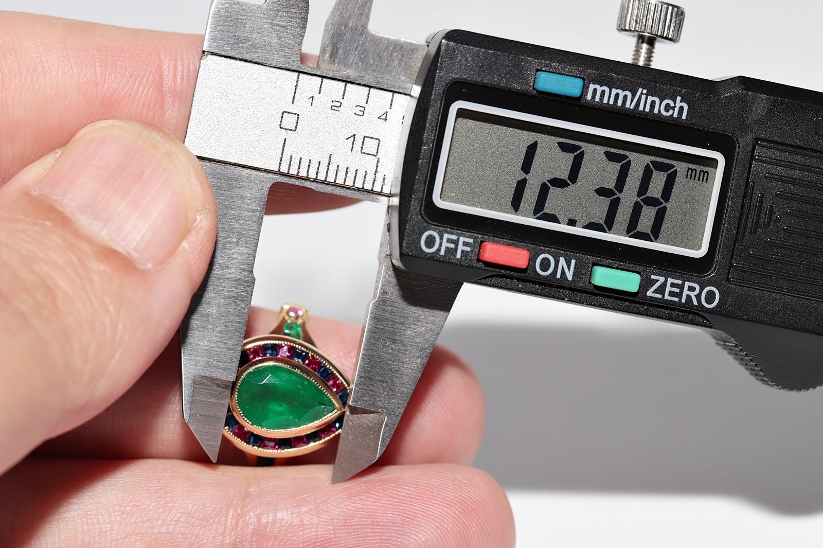 Neuer Ring aus 18 Karat Gold mit natürlichem Smaragd und Saphir im Kaliberschliff und Rubin im Angebot 13