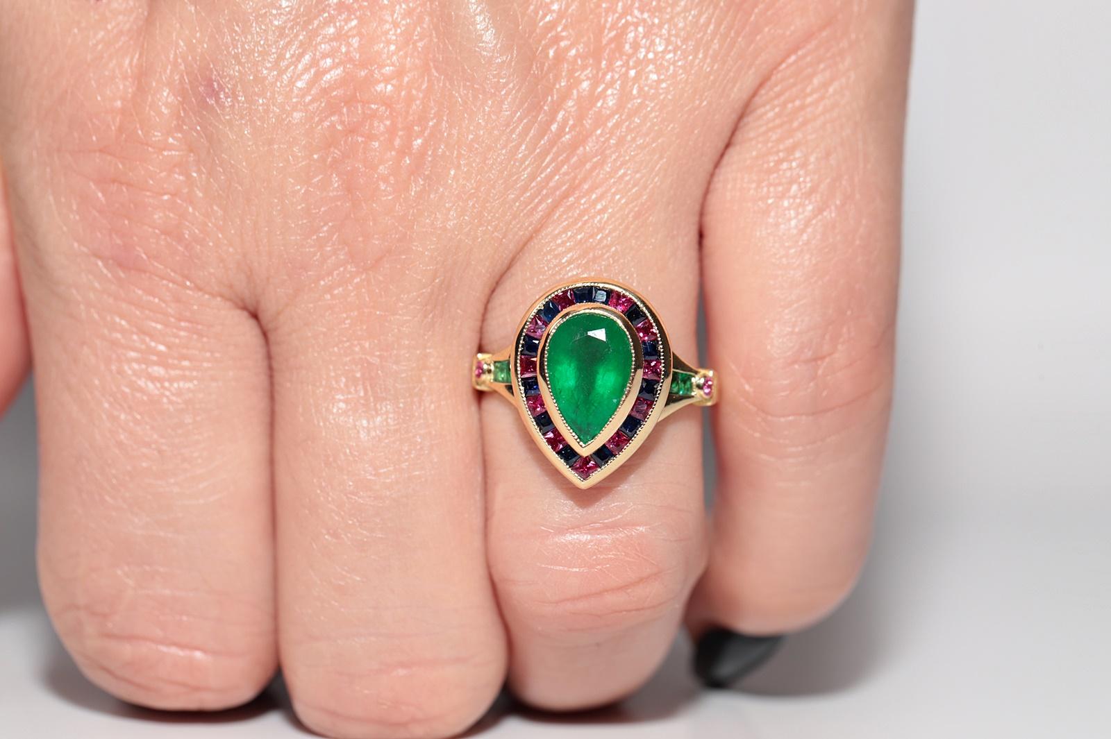 Neuer Ring aus 18 Karat Gold mit natürlichem Smaragd und Saphir im Kaliberschliff und Rubin (Moderne) im Angebot