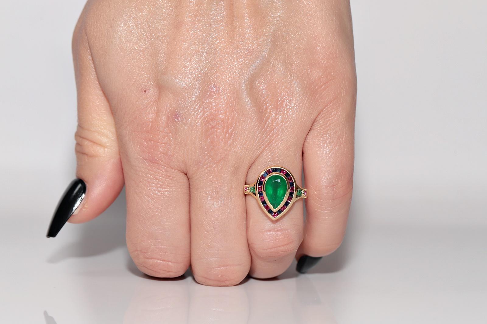 Neuer Ring aus 18 Karat Gold mit natürlichem Smaragd und Saphir im Kaliberschliff und Rubin (Tropfenschliff) im Angebot