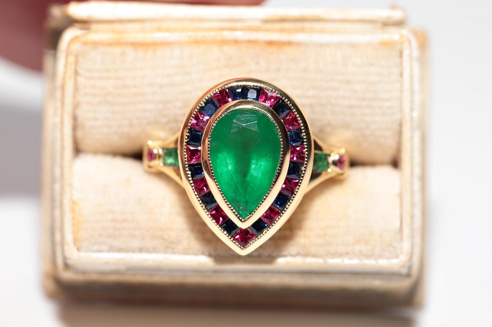 Neuer Ring aus 18 Karat Gold mit natürlichem Smaragd und Saphir im Kaliberschliff und Rubin Damen im Angebot