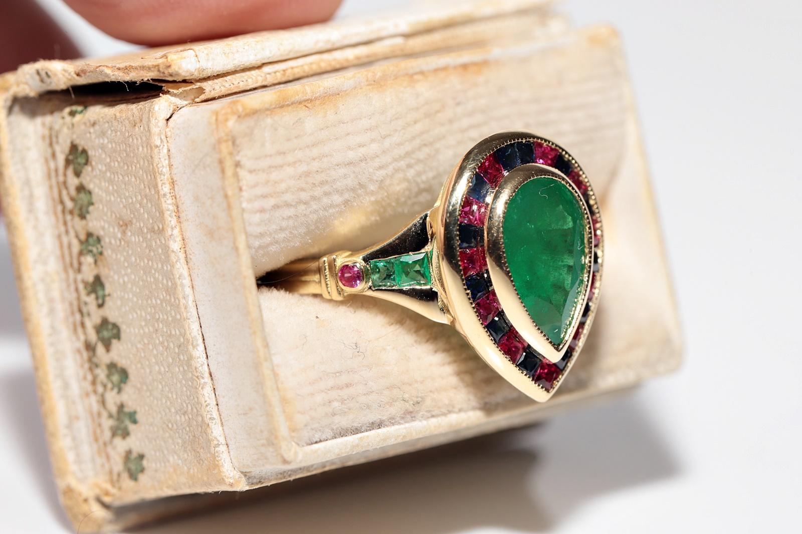 Neuer Ring aus 18 Karat Gold mit natürlichem Smaragd und Saphir im Kaliberschliff und Rubin im Angebot 1