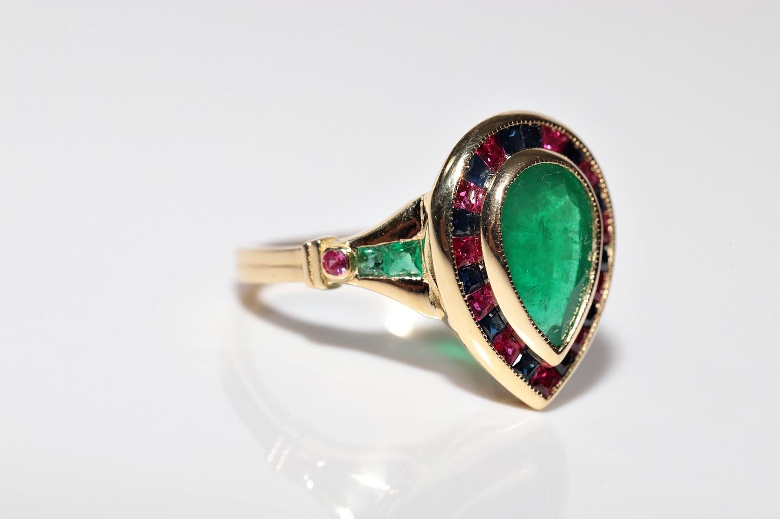 Neuer Ring aus 18 Karat Gold mit natürlichem Smaragd und Saphir im Kaliberschliff und Rubin im Angebot 3