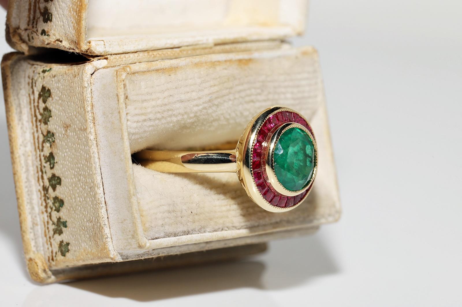 Neu Hergestellter 18 Karat Gold natürlicher Smaragd und Kaliber Rubin  Verzierter Ring  (Moderne) im Angebot