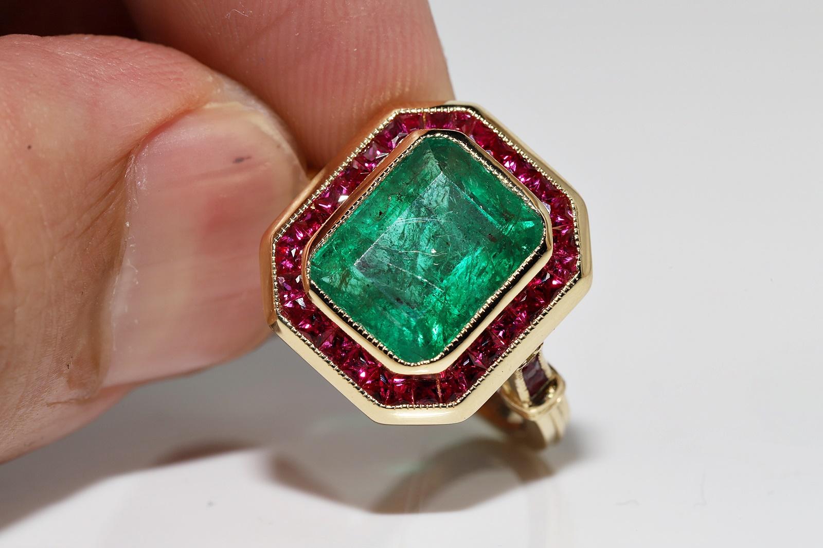 New Made 18k Gold Natural Emerald And Caliber Ruby Decorated Ring For Sale 3