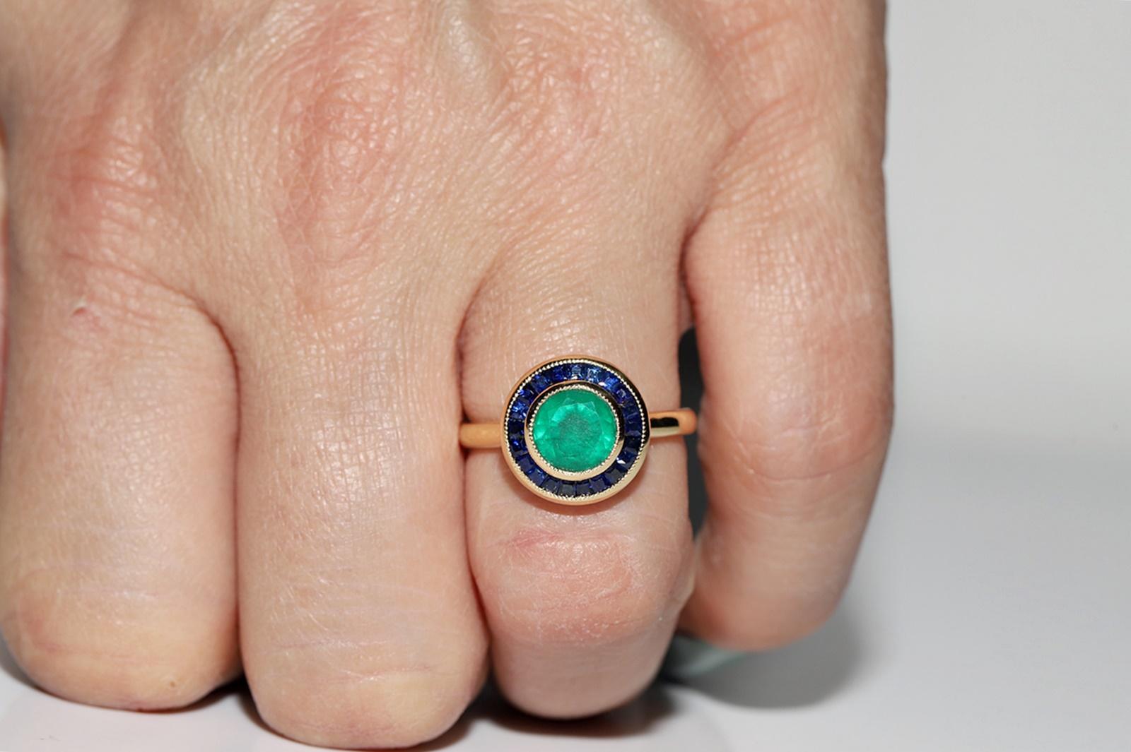 New Made 18k Gold Natural Emerald And Caliber Sapphire Decorated Ring For Sale 12