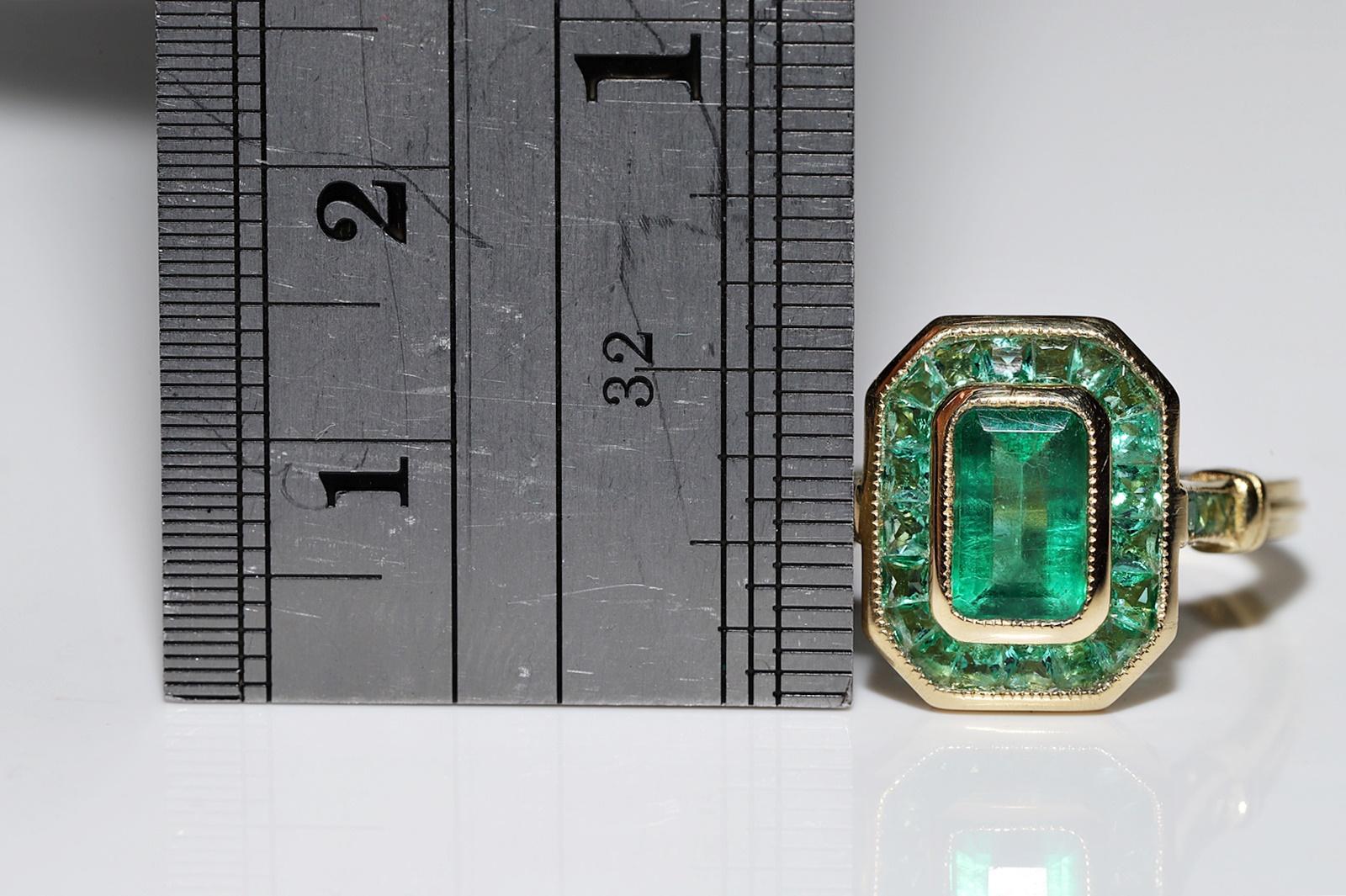 Neuer 18 Karat Gold Natürlicher Smaragd Dekorierter erstaunlicher Quadratischer Stil Ring im Angebot 4
