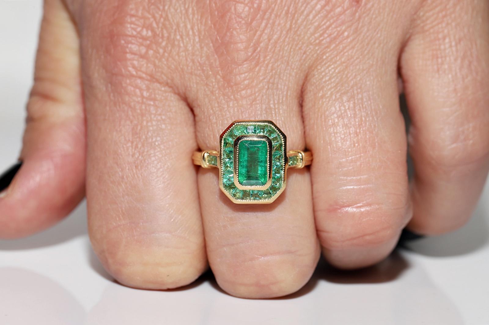 Neuer 18 Karat Gold Natürlicher Smaragd Dekorierter erstaunlicher Quadratischer Stil Ring im Angebot 13