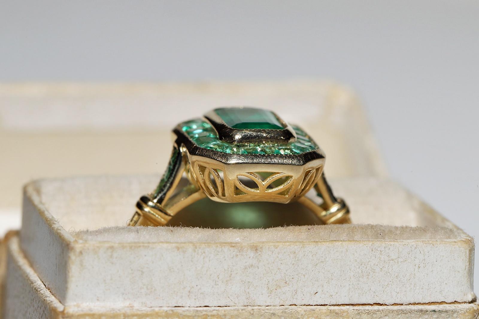 Neuer 18 Karat Gold Natürlicher Smaragd Dekorierter erstaunlicher Quadratischer Stil Ring (Moderne) im Angebot