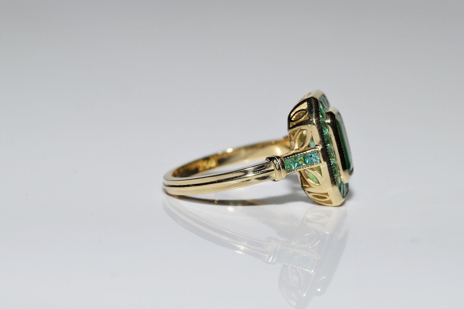 Neuer 18 Karat Gold Natürlicher Smaragd Dekorierter erstaunlicher Quadratischer Stil Ring Damen im Angebot