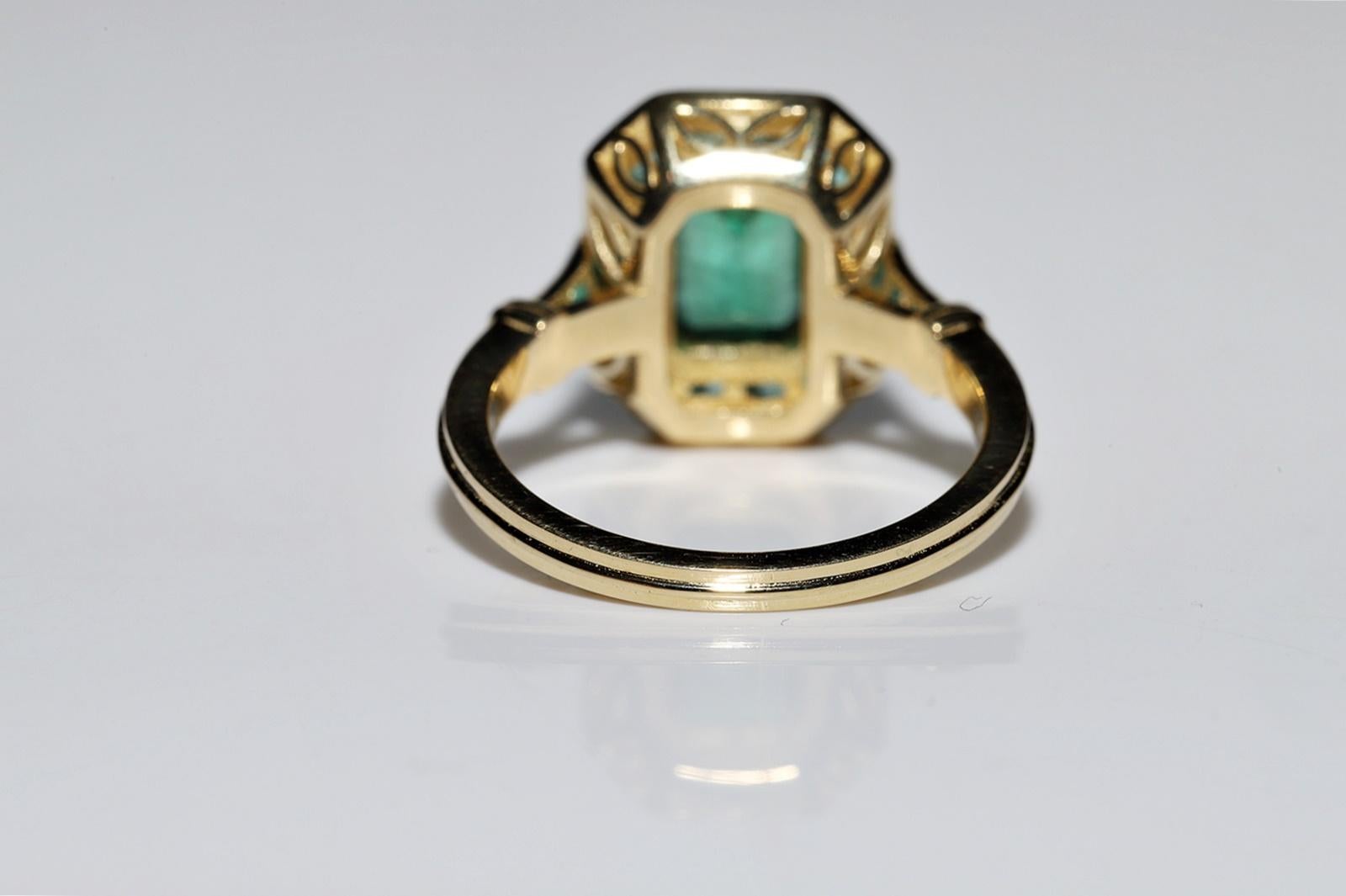 Neuer 18 Karat Gold Natürlicher Smaragd Dekorierter erstaunlicher Quadratischer Stil Ring im Angebot 2
