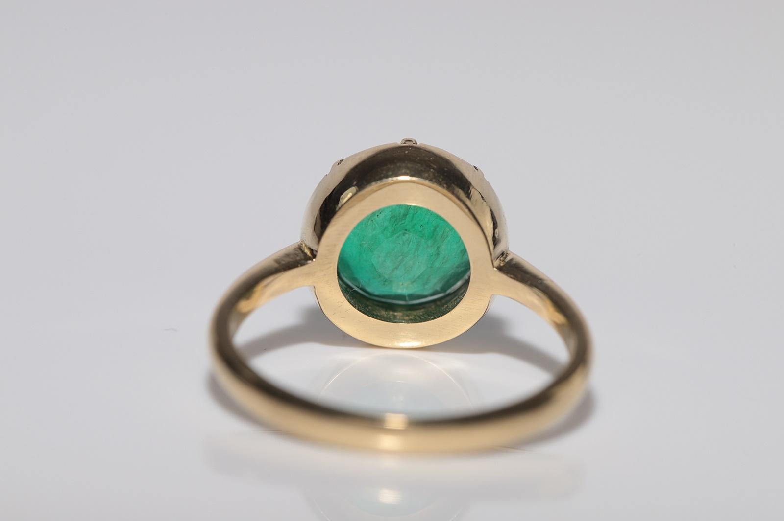 Neu Hergestellter 18k Gold Natürlicher Smaragd Dekorierter Solitär Ehering mit Smaragdverzierung im Angebot 4