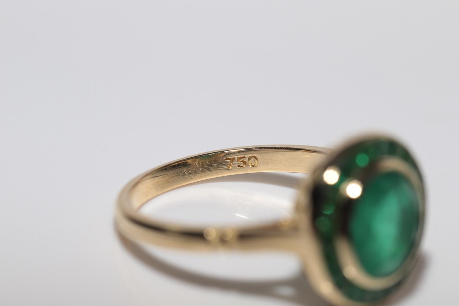 Neu Hergestellter 18k Gold Natürlicher Smaragd Dekorierter Solitär Ehering mit Smaragdverzierung im Angebot 4