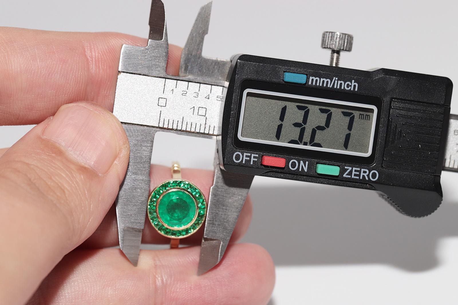 Neu Hergestellter 18k Gold Natürlicher Smaragd Dekorierter Solitär Ehering mit Smaragdverzierung im Angebot 6