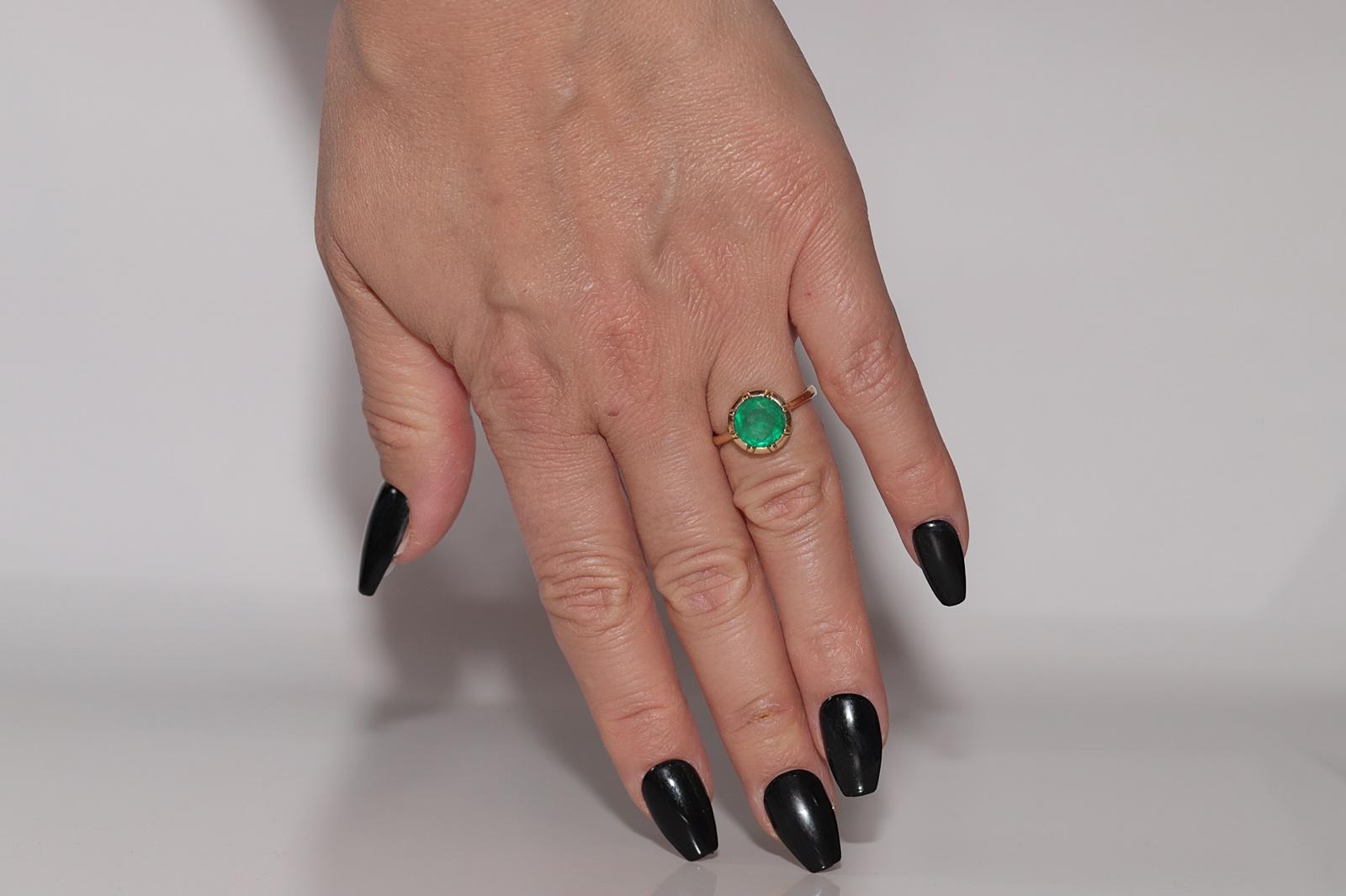Neu Hergestellter 18k Gold Natürlicher Smaragd Dekorierter Solitär Ehering mit Smaragdverzierung im Angebot 8