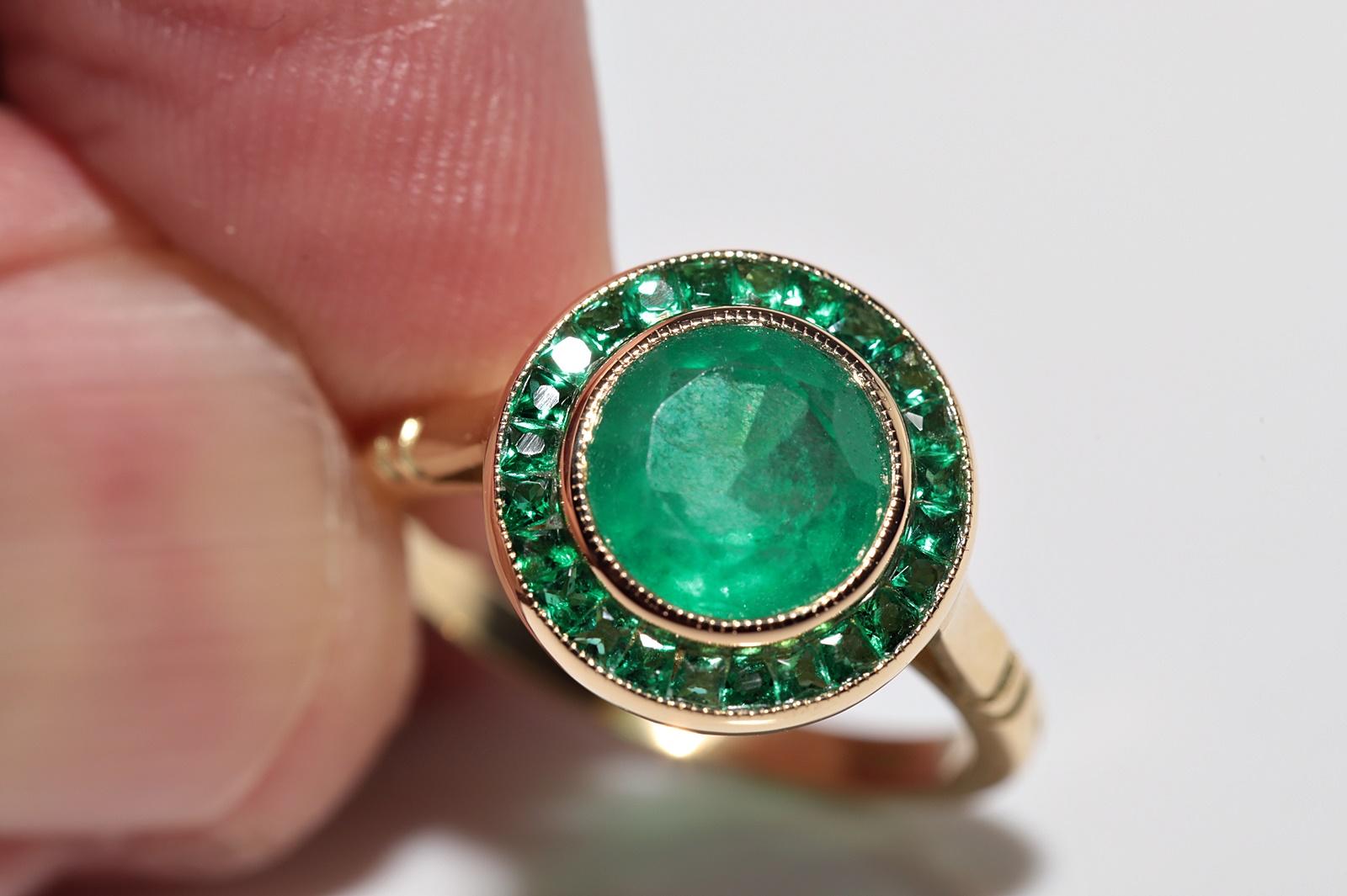 Neu Hergestellter 18k Gold Natürlicher Smaragd Dekorierter Solitär Ehering mit Smaragdverzierung im Angebot 8