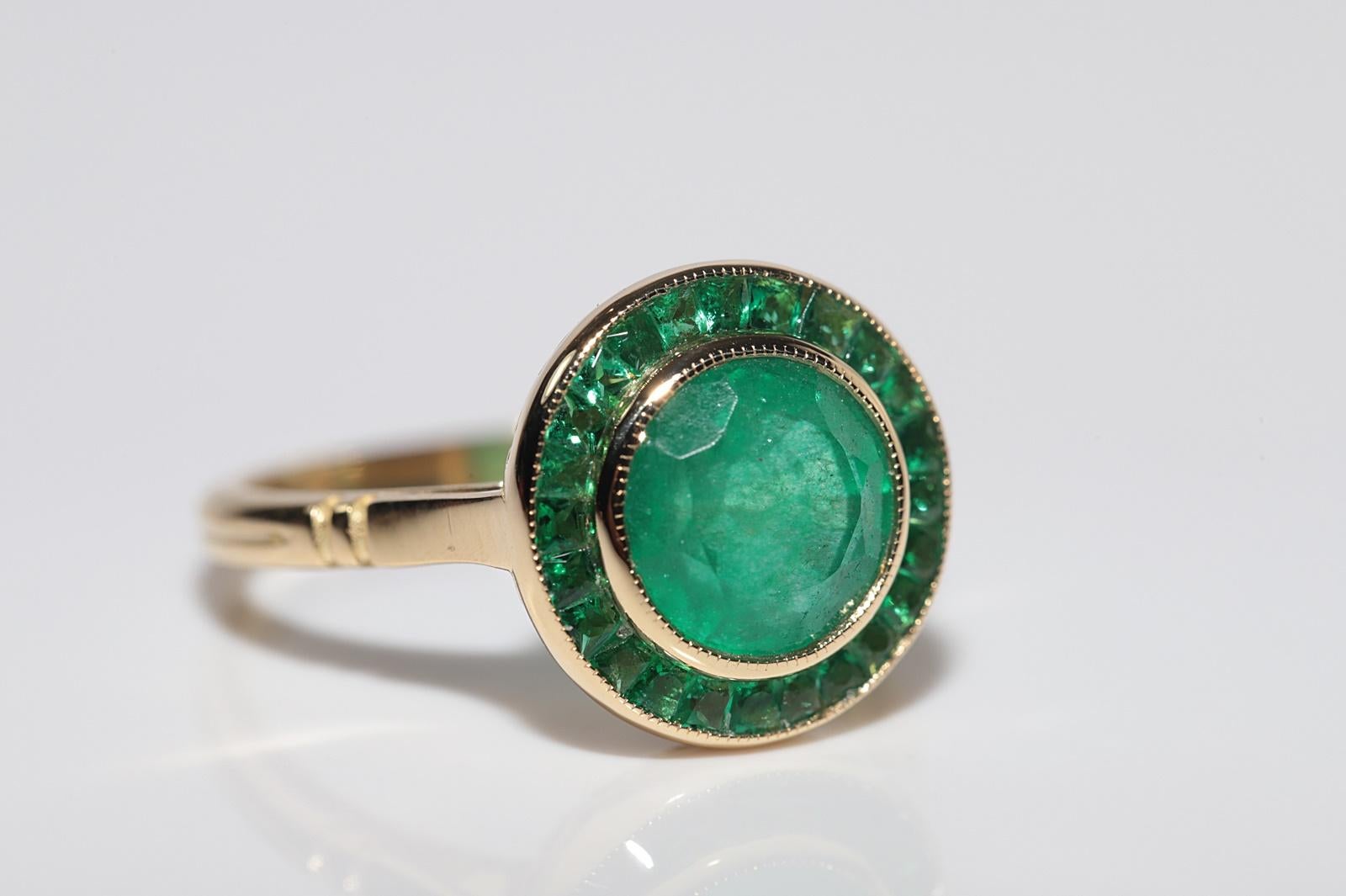 Neu Hergestellter 18k Gold Natürlicher Smaragd Dekorierter Solitär Ehering mit Smaragdverzierung im Angebot 9