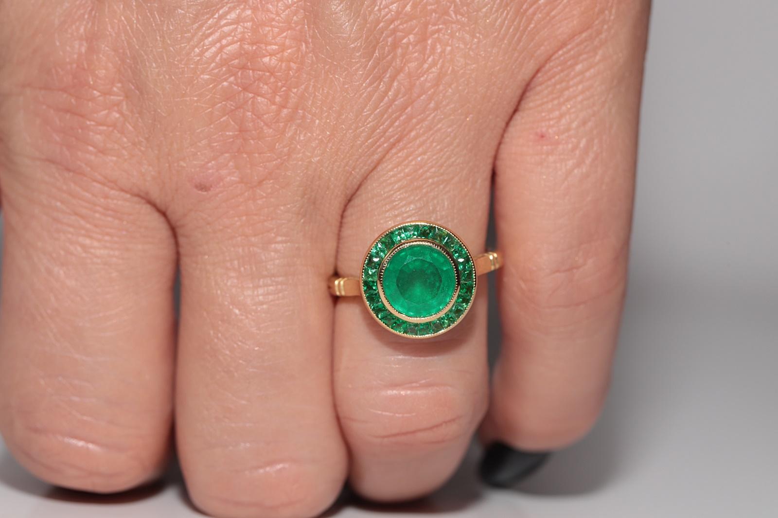 Neu Hergestellter 18k Gold Natürlicher Smaragd Dekorierter Solitär Ehering mit Smaragdverzierung im Angebot 11