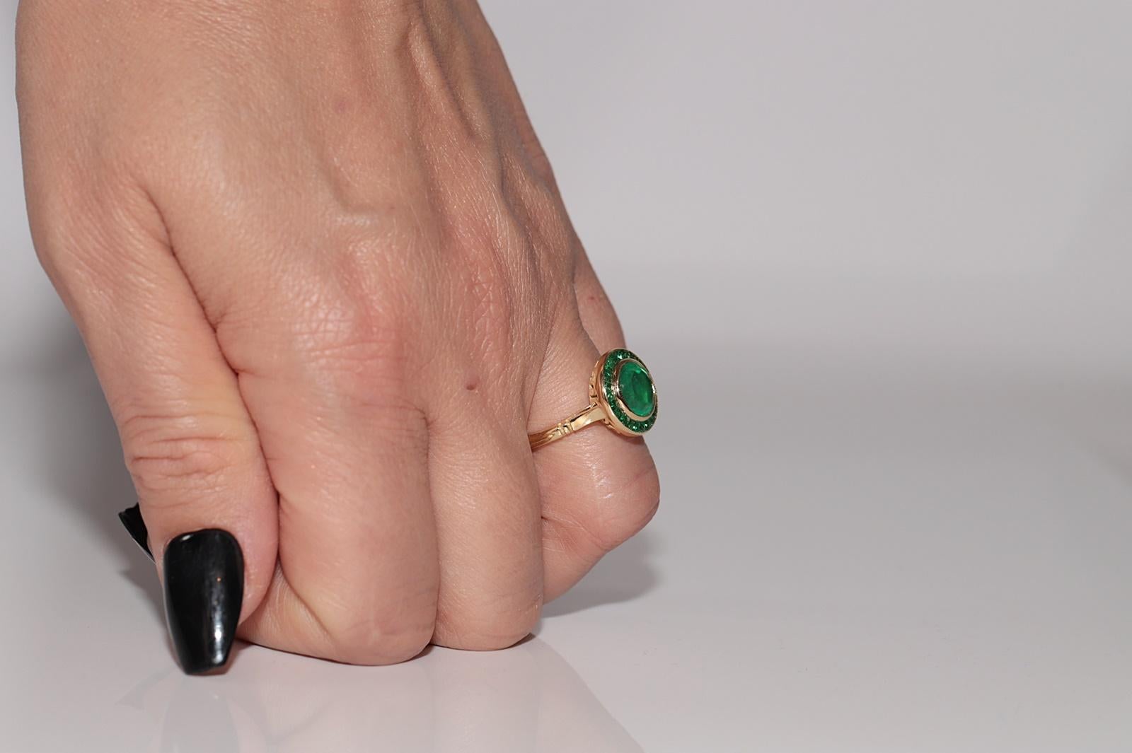 Neu Hergestellter 18k Gold Natürlicher Smaragd Dekorierter Solitär Ehering mit Smaragdverzierung im Angebot 13