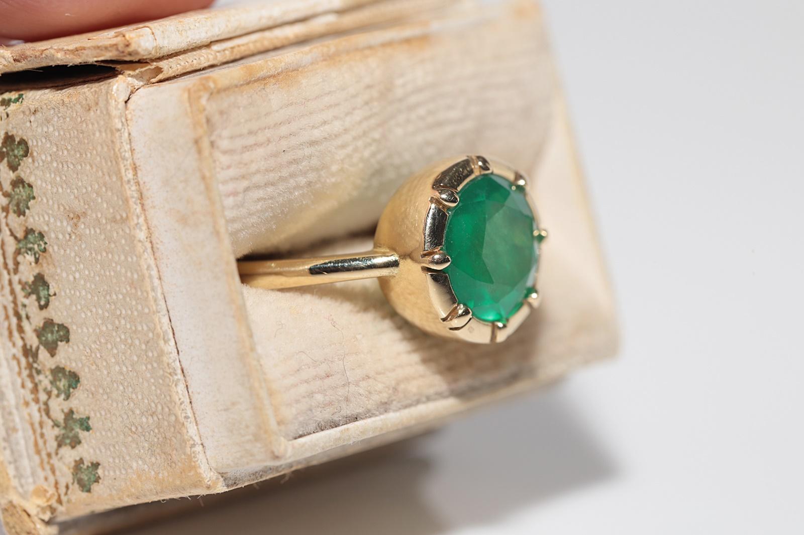 Neu Hergestellter 18k Gold Natürlicher Smaragd Dekorierter Solitär Ehering mit Smaragdverzierung (Moderne) im Angebot