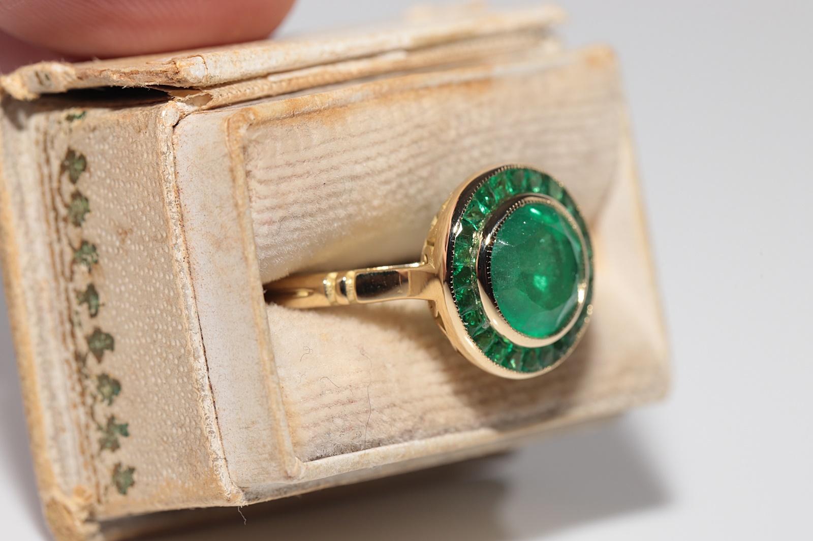Neu Hergestellter 18k Gold Natürlicher Smaragd Dekorierter Solitär Ehering mit Smaragdverzierung (Moderne) im Angebot