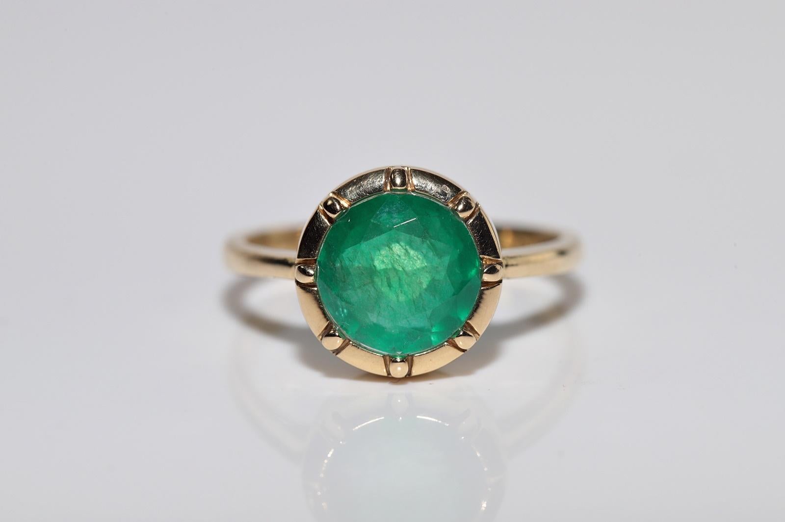 Neu Hergestellter 18k Gold Natürlicher Smaragd Dekorierter Solitär Ehering mit Smaragdverzierung (Rundschliff) im Angebot