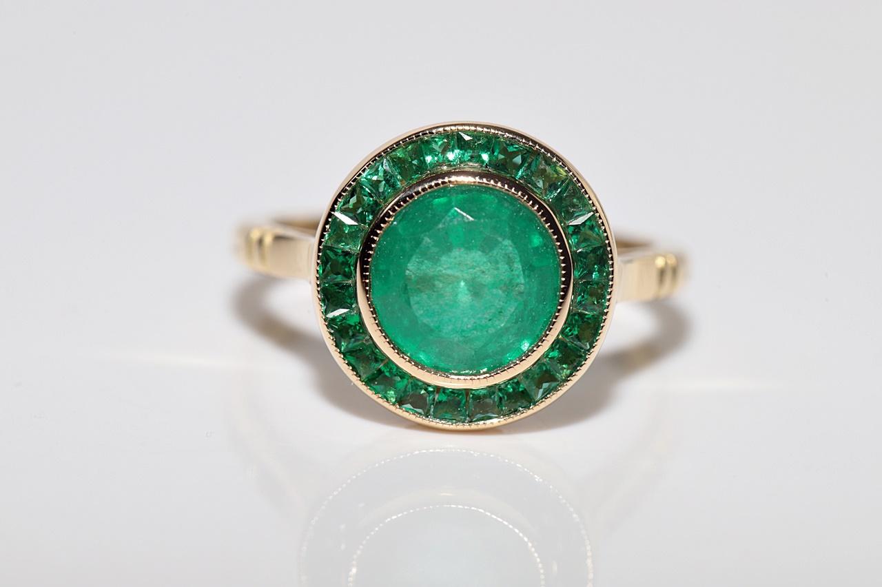 Neu Hergestellter 18k Gold Natürlicher Smaragd Dekorierter Solitär Ehering mit Smaragdverzierung (Rundschliff) im Angebot
