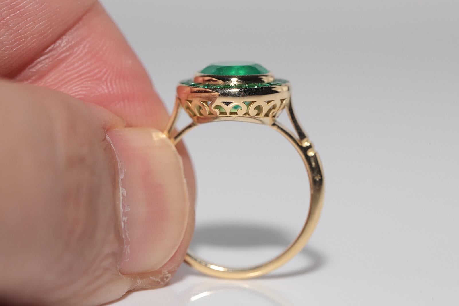 Neu Hergestellter 18k Gold Natürlicher Smaragd Dekorierter Solitär Ehering mit Smaragdverzierung im Angebot 1