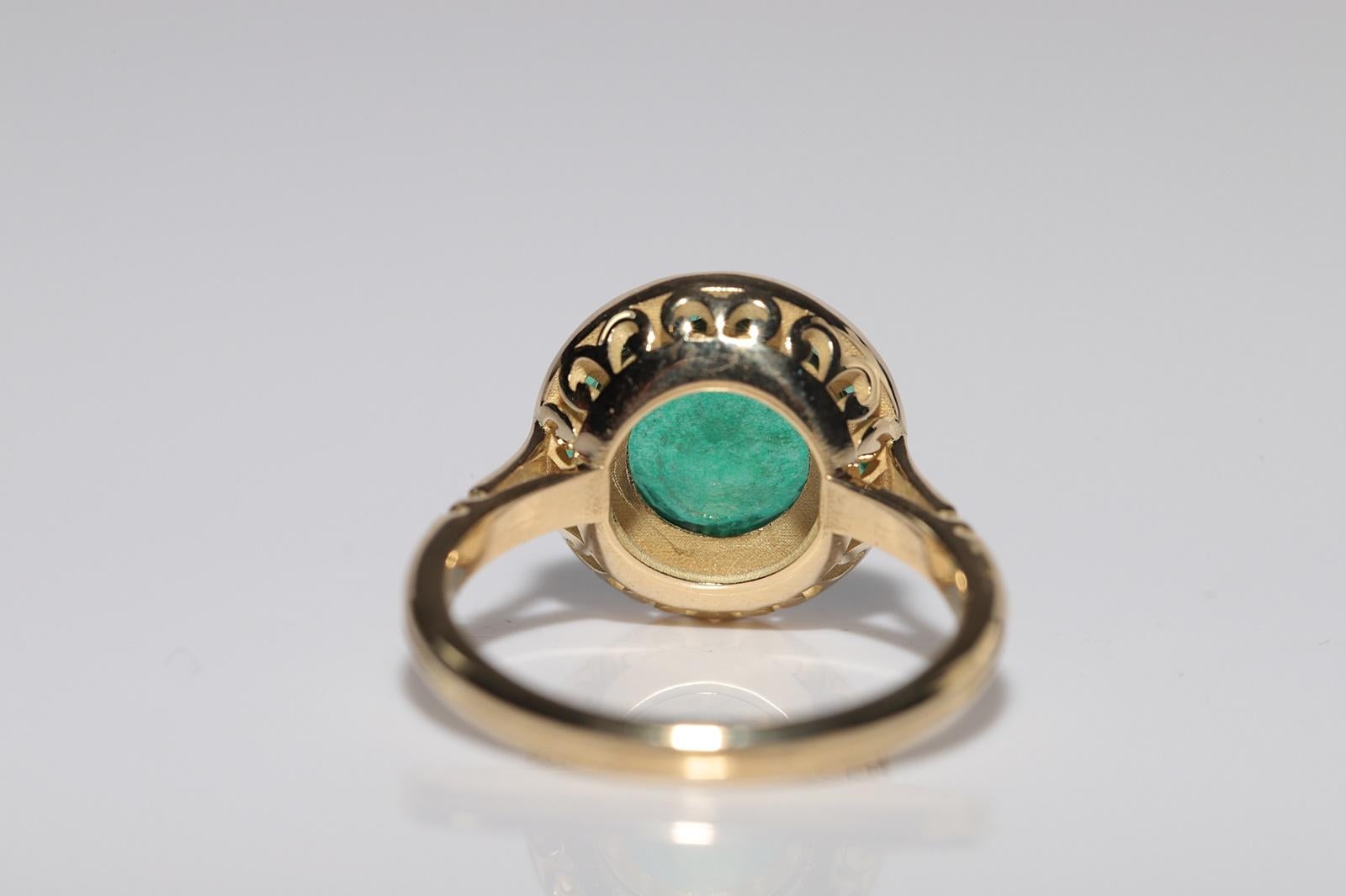Neu Hergestellter 18k Gold Natürlicher Smaragd Dekorierter Solitär Ehering mit Smaragdverzierung im Angebot 2