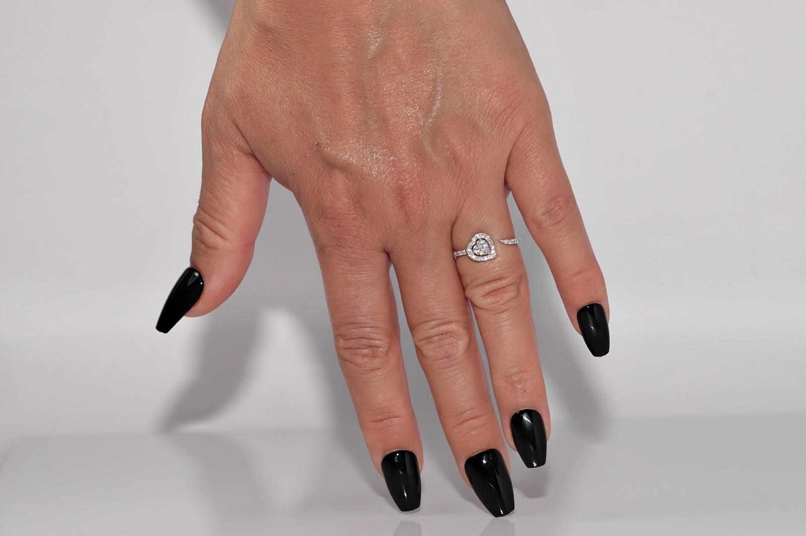 Anillo de diamantes naturales talla corazón y talla brillante en oro de 18 quilates de nueva factura en venta 7